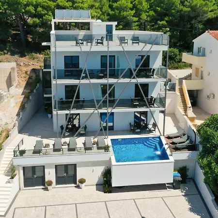 Mia 7 - Omis By Guide