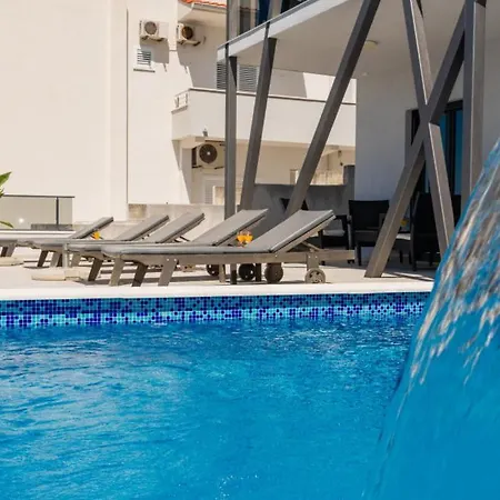 Mia 7 - Omis By Guide *